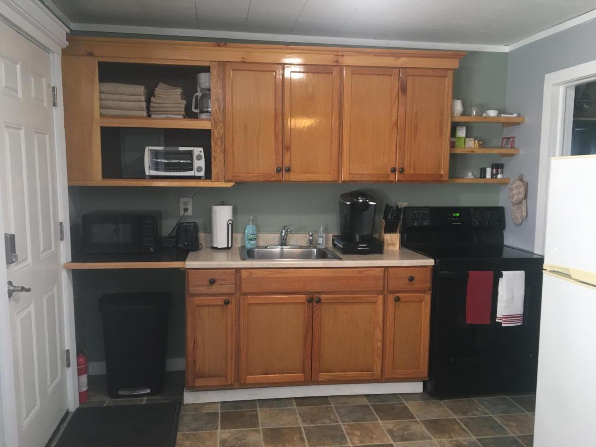 Home Away From Home, Recently Renovated North Troy Екстериор снимка